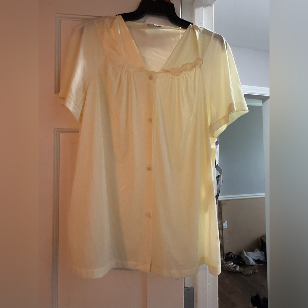 Vintage Vanity Fair Sunlite (Butter Yellow)Buttoned Blouse wi Peter Pan Collar